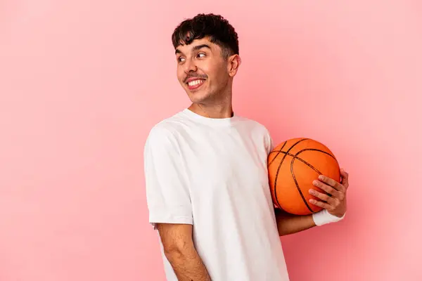 Mladý Smíšený Závod Muž Hraje Basketbal Izolované Růžovém Pozadí Vypadá — Stock fotografie