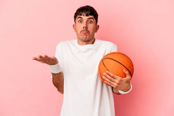 Młody Mieszane Wyścig Człowiek Gra Koszykówkę Odizolowany Różowe Tło Ramiona — Zdjęcie stockowe