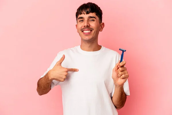 Giovane Uomo Razza Mista Tenendo Lama Rasoio Isolato Sfondo Rosa — Foto Stock