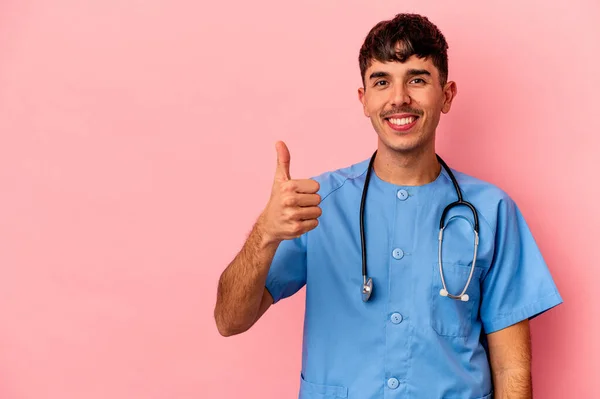 Joven Enfermera Raza Mixta Aislado Sobre Fondo Rosa Sonriendo Levantando —  Fotos de Stock