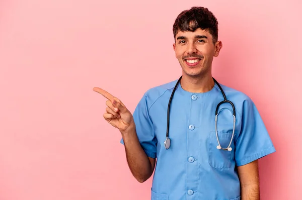 Jonge Gemengde Ras Verpleegkundige Man Geïsoleerd Roze Achtergrond Glimlachen Wijzen — Stockfoto