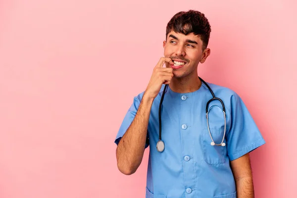 Joven Enfermera Raza Mixta Aislado Sobre Fondo Rosa Relajado Pensando —  Fotos de Stock