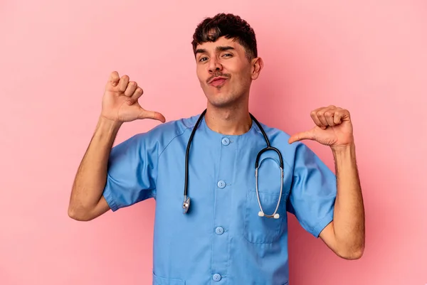 Joven Mestizo Enfermera Hombre Aislado Rosa Fondo Siente Orgulloso Seguro —  Fotos de Stock