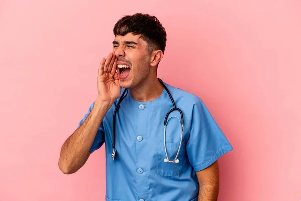 Jong Gemengd Ras Verpleegkundige Man Geïsoleerd Roze Achtergrond Schreeuwen Houden — Stockfoto