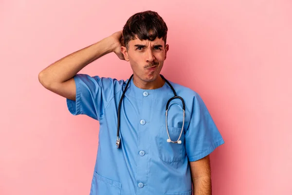 Jonge Gemengde Ras Verpleegkundige Man Geïsoleerd Roze Achtergrond Wordt Geschokt — Stockfoto