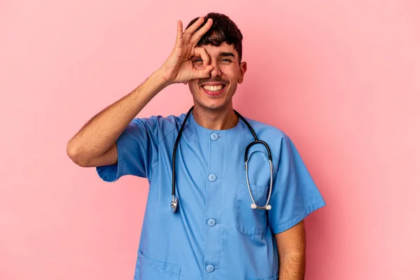 Joven Mestiza Enfermera Hombre Aislado Rosa Fondo Excitado Mantener Gesto —  Fotos de Stock