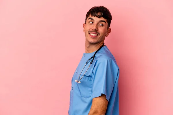 Joven Enfermera Raza Mixta Aislado Sobre Fondo Rosa Lado Sonriente —  Fotos de Stock