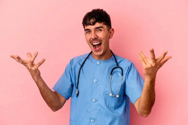 Mladý Smíšené Závod Zdravotní Sestra Muž Izolované Růžovém Pozadí Obdrží — Stock fotografie