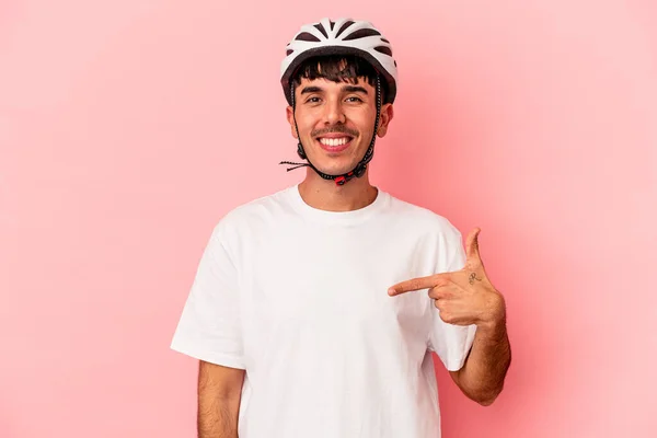 Fiatal Vegyes Fajú Férfi Visel Sisak Kerékpár Elszigetelt Rózsaszín Háttér — Stock Fotó