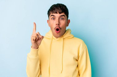 Mavi arka planda soyutlanmış genç melez bir adamın bir fikri, ilham konsepti var..