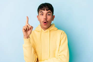 Genç melez adam mavi arka planda izole edildi. Harika bir fikri var, yaratıcılık kavramı..