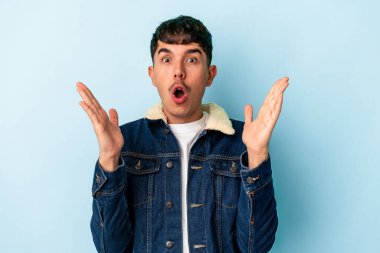 Mavi arka planda soyutlanmış genç melez bir adamın bir fikri, ilham konsepti var..