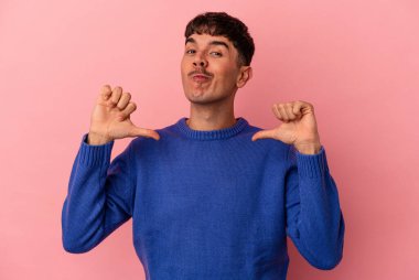 Pembe arka planda soyutlanmış genç melez adam gururlu ve kendinden emin hissediyor, örnek olarak..