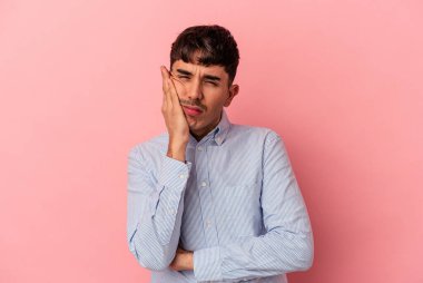 Pembe arka planda soyutlanmış, sıkılmış, yorgun ve dinlenmeye ihtiyacı olan genç bir ırk..