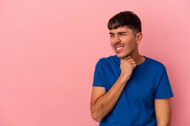 Genç melez adam pembe arka planda izole edilmiş kafasının arkasına dokunuyor, düşünüyor ve bir seçim yapıyor..