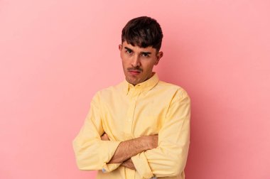 Pembe arka planda soyutlanmış, sıkılmış, yorgun ve dinlenmeye ihtiyacı olan genç bir ırk..