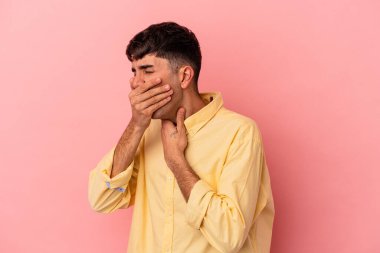 Pembe arka planda yaşayan genç melez bir adam virüs ya da enfeksiyon yüzünden boğazında ağrı hissediyor..