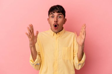 Pembe arka planda soyutlanmış genç melez bir adamın bir fikri, ilham konsepti var..