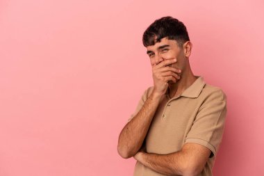 Genç melez adam pembe arka planda izole edilmiş gülen, kaygısız, doğal duygulara sahip.