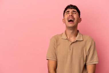 Genç melez adam pembe arka planda izole edilmiş çok kızgın, öfkeli, hayal kırıklığına uğramış.