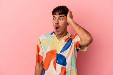 Pembe arka planda soyutlanmış genç melez şokta, önemli bir buluşmayı hatırladı..