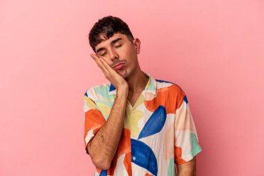 Pembe arka planda soyutlanmış, sıkılmış, yorgun ve dinlenmeye ihtiyacı olan genç bir ırk..