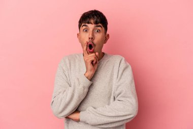 Pembe arka planda soyutlanmış genç melez adamın harika bir fikri var, yaratıcılık kavramı..