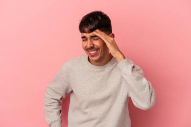 Genç melez adam pembe arka planda izole edilmiş neşeli bir şekilde gülüyor. Mutluluk kavramı.