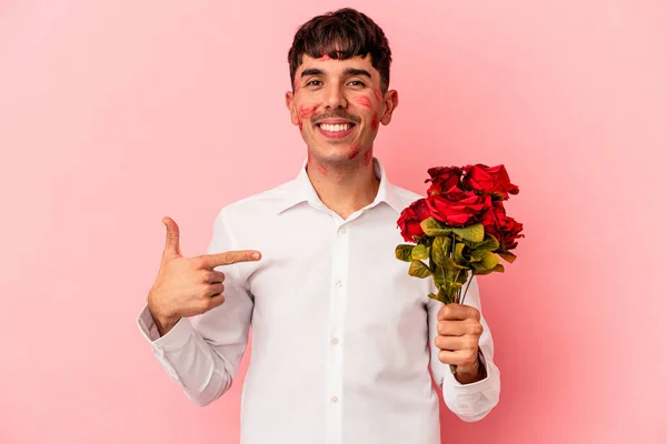 Młody Mieszane Wyścig Człowiek Gospodarstwa Bukiet Kwiatów Odizolowanych Różowe Tło — Zdjęcie stockowe