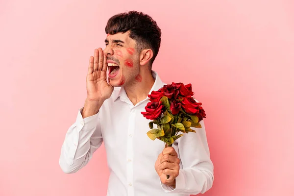 Giovane Uomo Razza Mista Possesso Mazzo Fiori Isolati Sfondo Rosa — Foto Stock