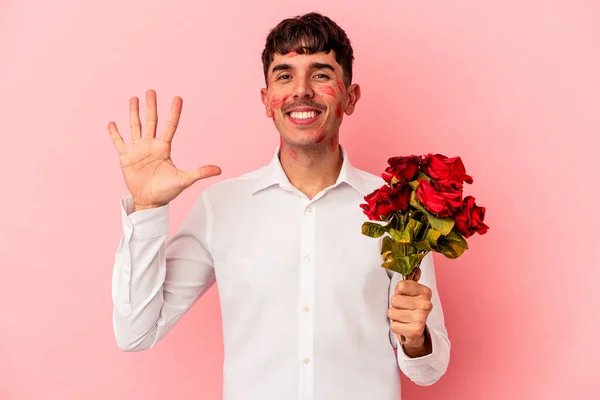 Młody Mieszane Wyścig Człowiek Gospodarstwa Bukiet Kwiaty Odizolowane Różowy Tło — Zdjęcie stockowe