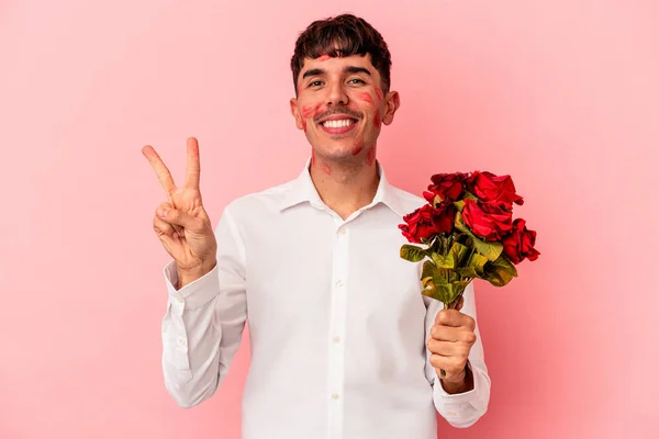 Młody Mieszane Wyścig Człowiek Gospodarstwa Bukiet Kwiaty Odizolowane Różowy Tło — Zdjęcie stockowe