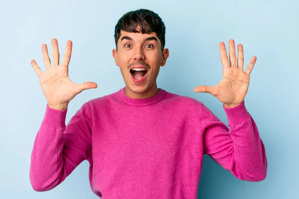 Junger Gemischter Rassenmann Isoliert Auf Blauem Hintergrund Erhält Eine Angenehme — Stockfoto