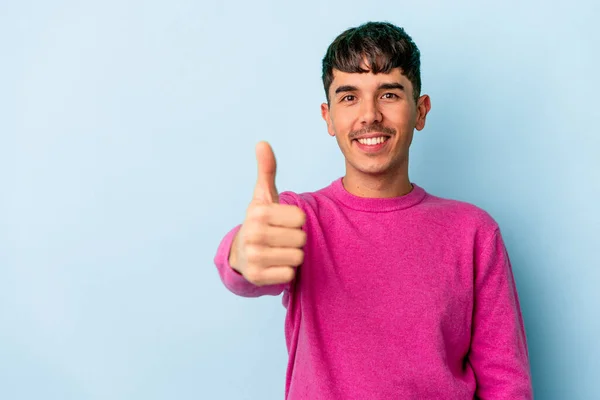 Joven Mestizo Aislado Sobre Fondo Azul Sonriendo Levantando Pulgar Hacia —  Fotos de Stock