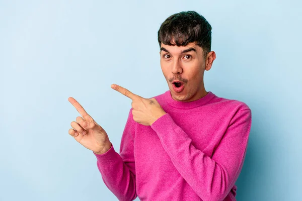 Jovem Mestiço Isolado Fundo Azul Apontando Com Dedos Indicador Para — Fotografia de Stock