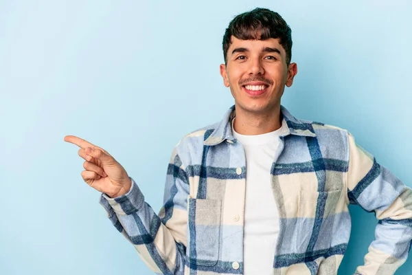 Joven Hombre Raza Mixta Aislado Sobre Fondo Azul Sonriendo Alegremente —  Fotos de Stock