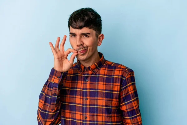 Ung Blandras Man Isolerad Blå Bakgrund Med Fingrar Läppar Att — Stockfoto