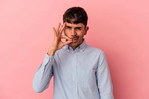 Молодой Человек Смешанной Расы Изолирован Розовом Фоне Пальцами Губах Держащих — стоковое фото