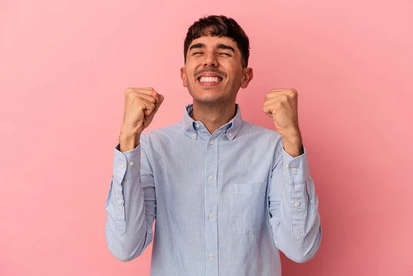 Ung Blandras Man Isolerad Rosa Bakgrund Firar Seger Passion Och — Stockfoto