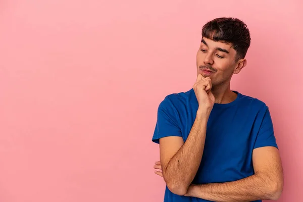 Jovem Misto Homem Isolado Fundo Rosa Olhando Para Lados Com — Fotografia de Stock