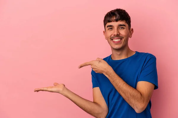 Giovane Uomo Razza Mista Isolato Sfondo Rosa Eccitato Tenendo Uno — Foto Stock