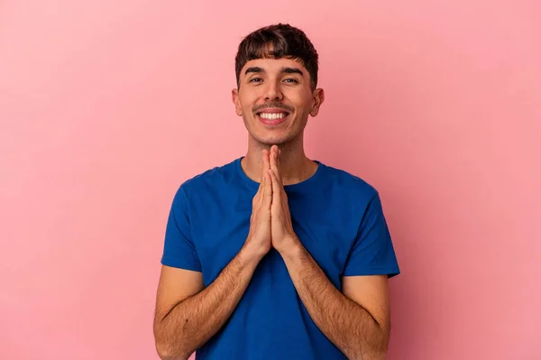 Mladý Smíšené Rasy Muž Izolovaný Růžovém Pozadí Drží Ruce Modlitbě — Stock fotografie