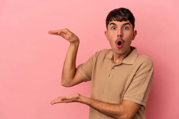 Young Mixed Race Man Isolated Pink Background Shocked Amazed Holding — Stock Photo, Image