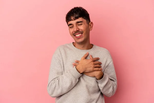 Giovane Uomo Razza Mista Isolato Sfondo Rosa Ridere Tenendo Mani — Foto Stock