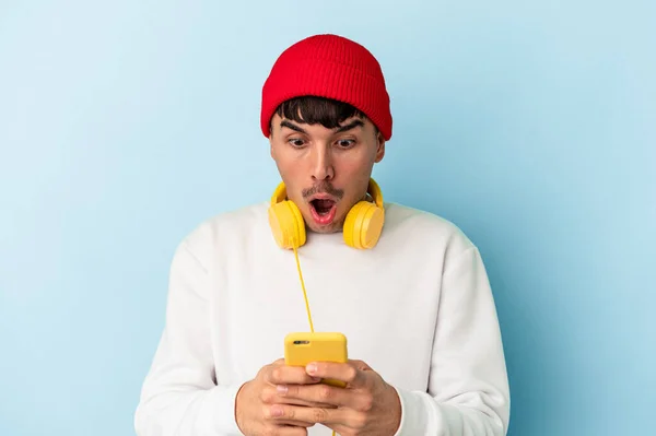 Joven Mestizo Escuchando Música Aislada Sobre Fondo Azul —  Fotos de Stock