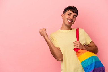 LGTB çanta giyen genç melez adam pembe arka planda izole edilmiş.