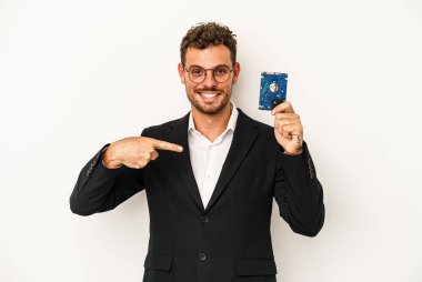 Beyaz arka plandaki HDD 'li genç, beyaz arka planda tutulan, beyaz bilgisayarlı, gururlu ve kendinden emin bir fotokopi alanını işaret eden kişi.