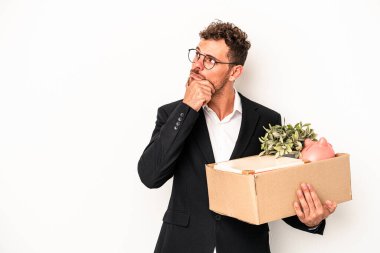 Beyaz arka planda izole edilmiş, şüpheli ve şüpheci bir ifadeyle yan bakan genç beyaz iş adamı işinden kovuldu..