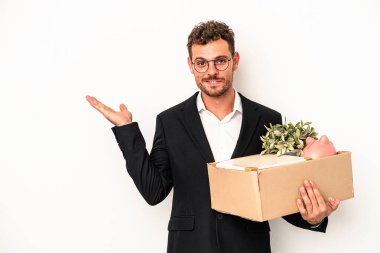 Beyaz arka planda izole edilmiş beyaz arka planda bir fotokopi alanı ve belinde başka bir el gösteren beyaz iş adamı işinden kovuldu..