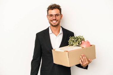 Beyaz arka planda izole edilmiş, mutlu, güler yüzlü ve neşeli genç beyaz iş adamı işinden kovuldu..